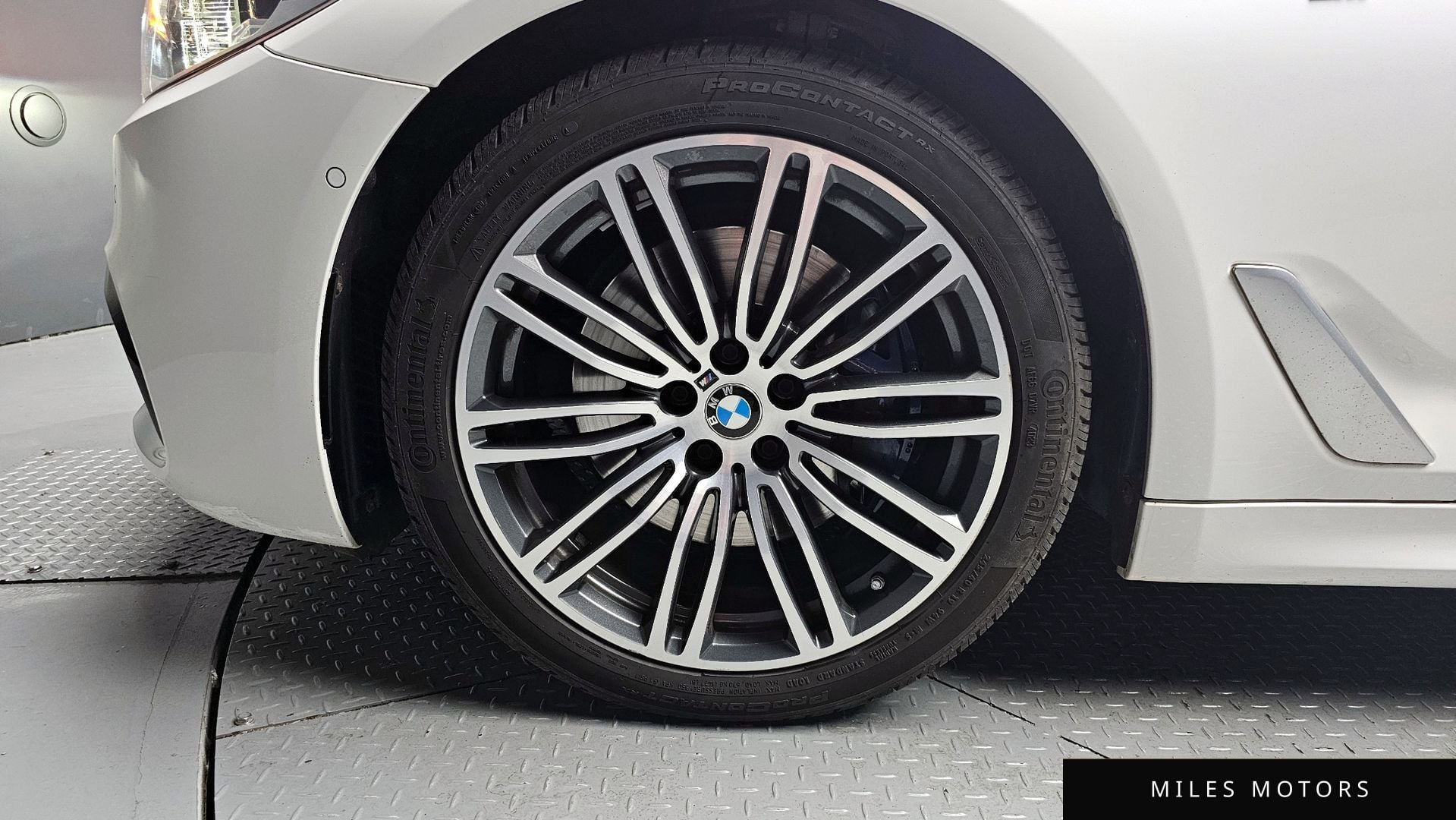 BMW 5 Series (G30) 2020 — миниатюра 5