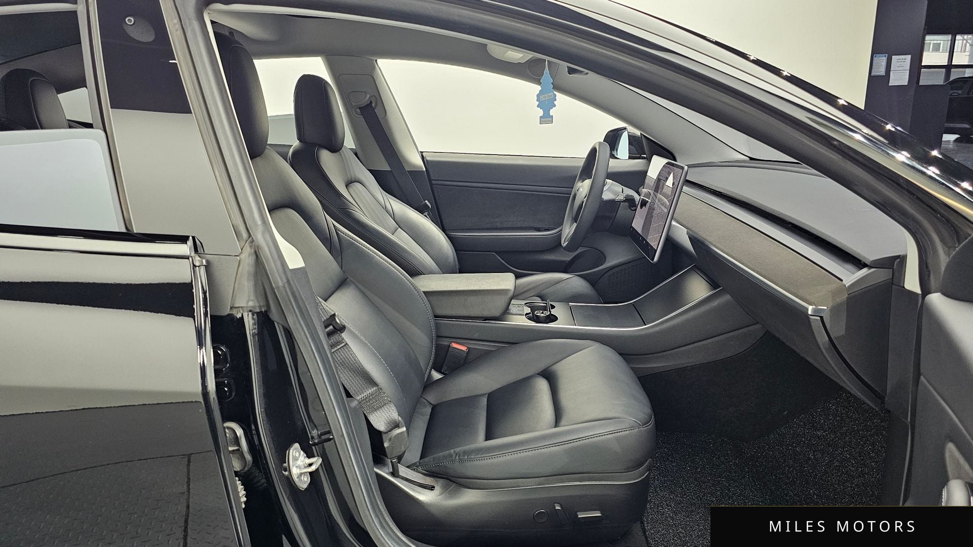 Tesla Model 3 2020 — миниатюра 11