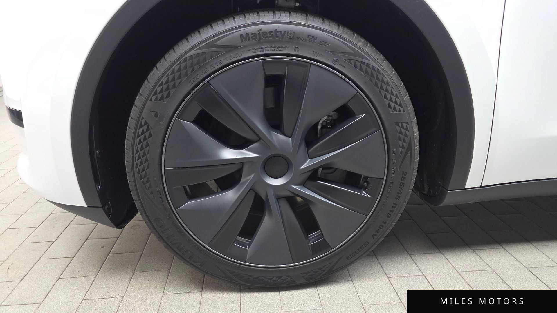 Tesla Model Y 2024 — миниатюра 5