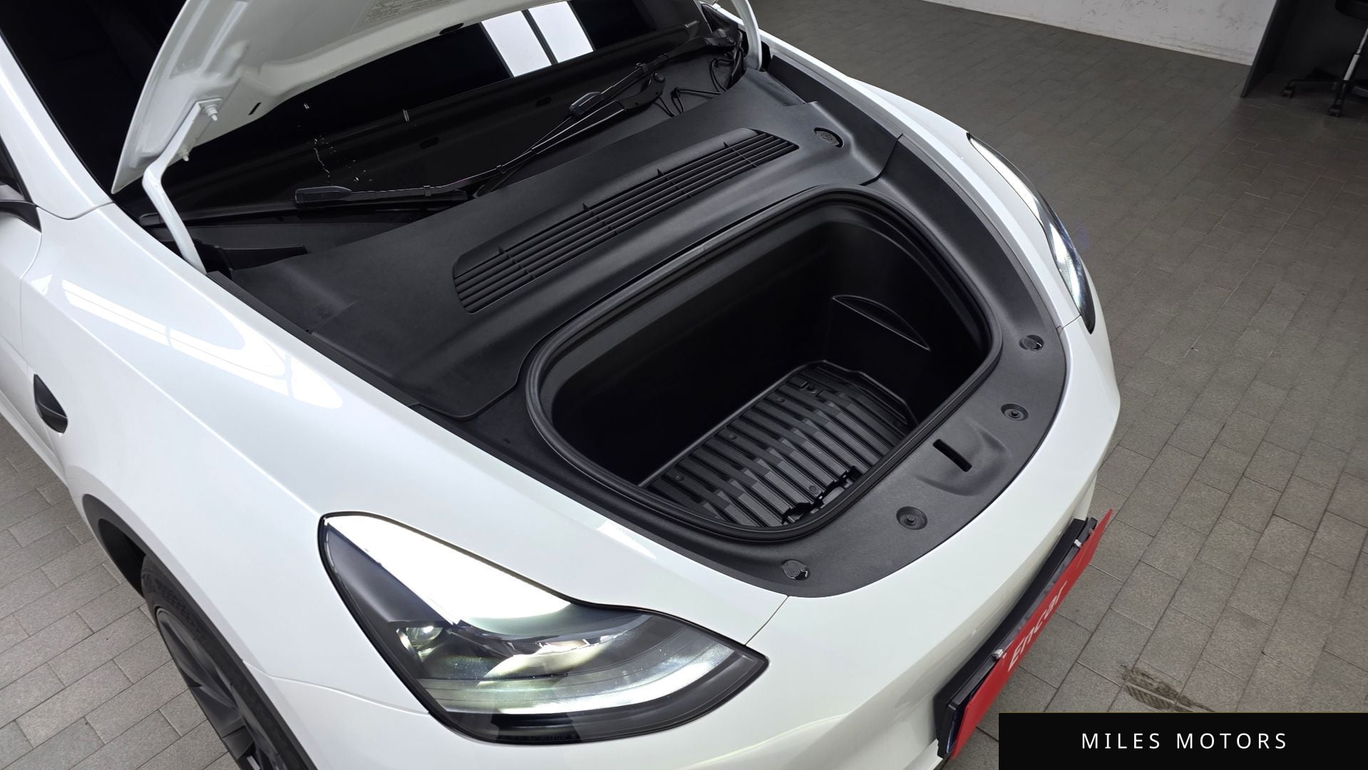 Tesla Model Y 2024 — миниатюра 6