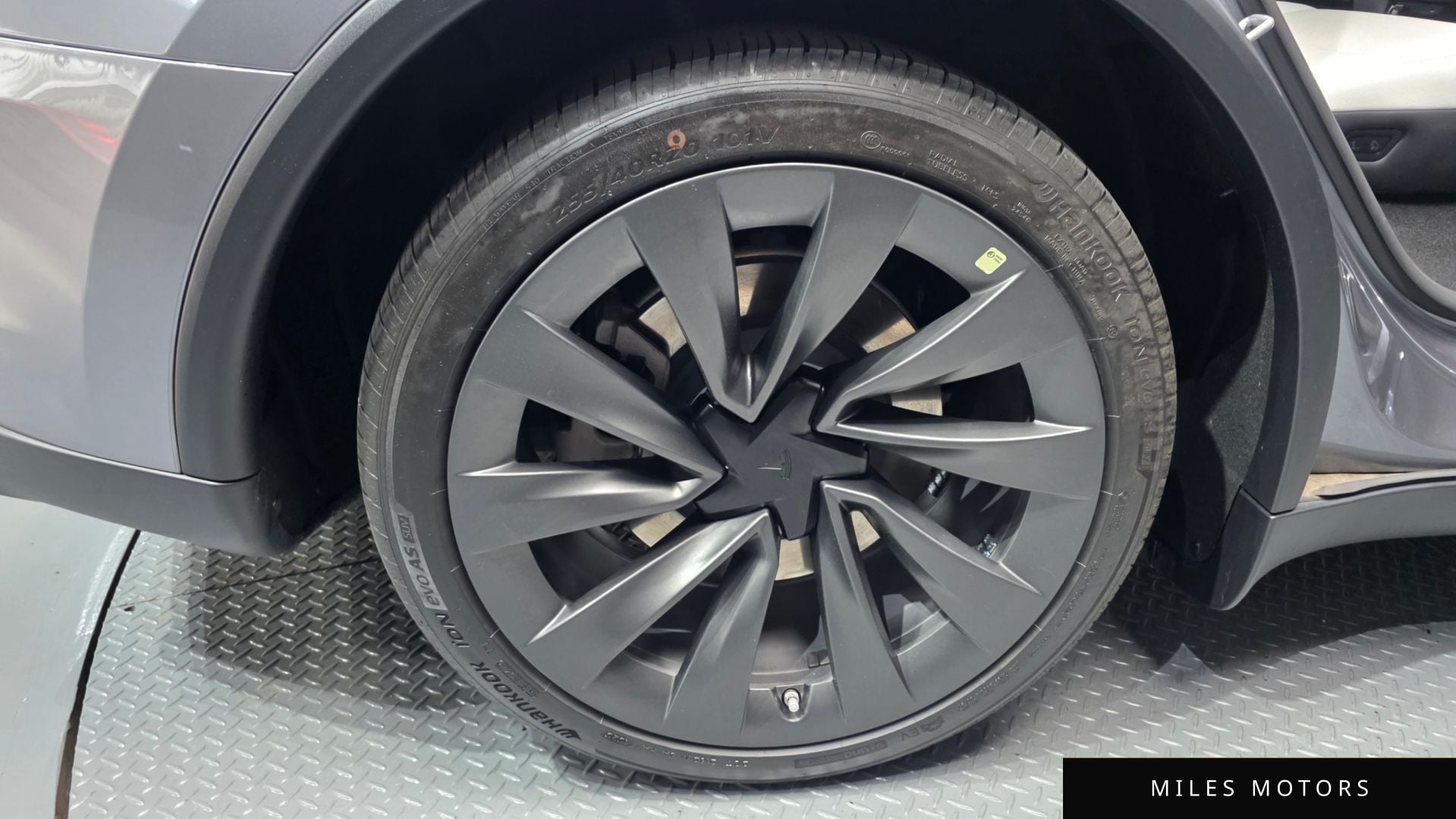 Tesla Model Y 2025 — миниатюра 5