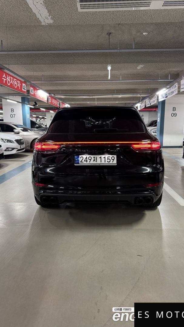 Porsche Cayenne 2023 — миниатюра 3