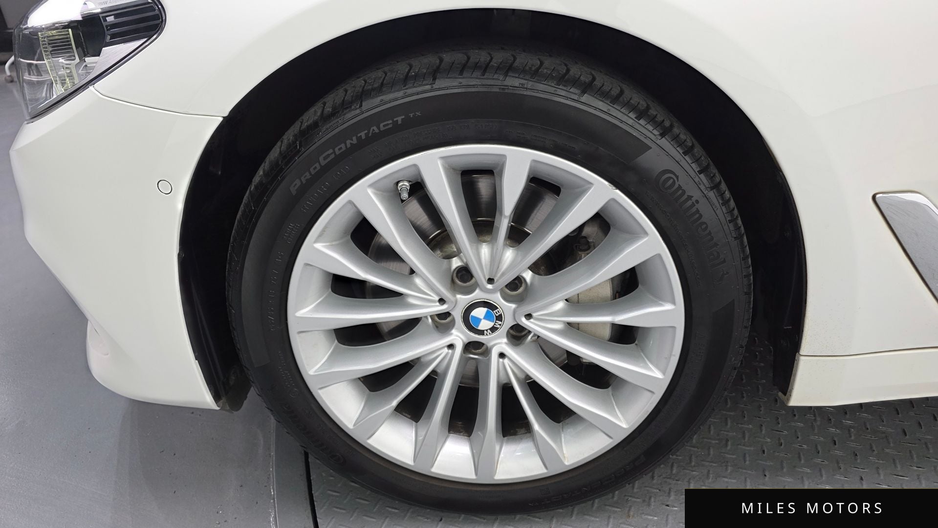 BMW 5 Series (G30) 2019 — миниатюра 5