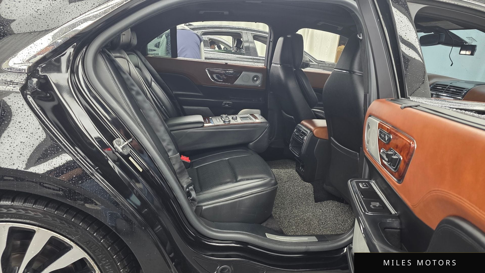 Lincoln Continental 2017 — миниатюра 12