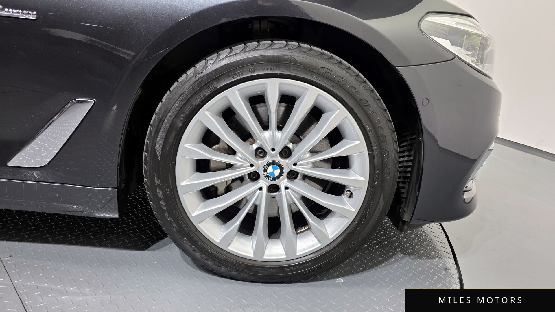 BMW 5 Series (G30) 2018 — миниатюра 6