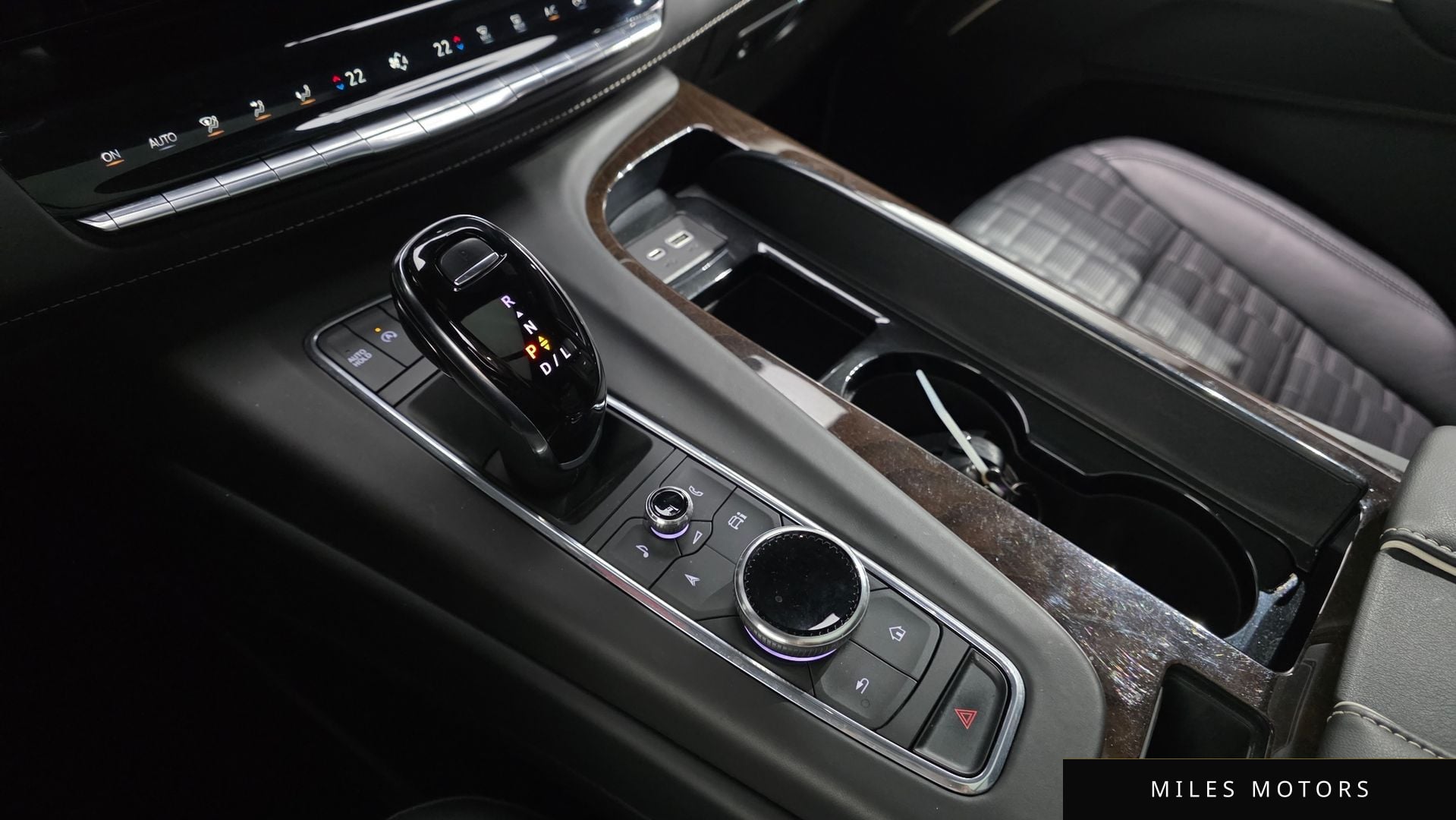 Cadillac Escalade 2023 — миниатюра 11