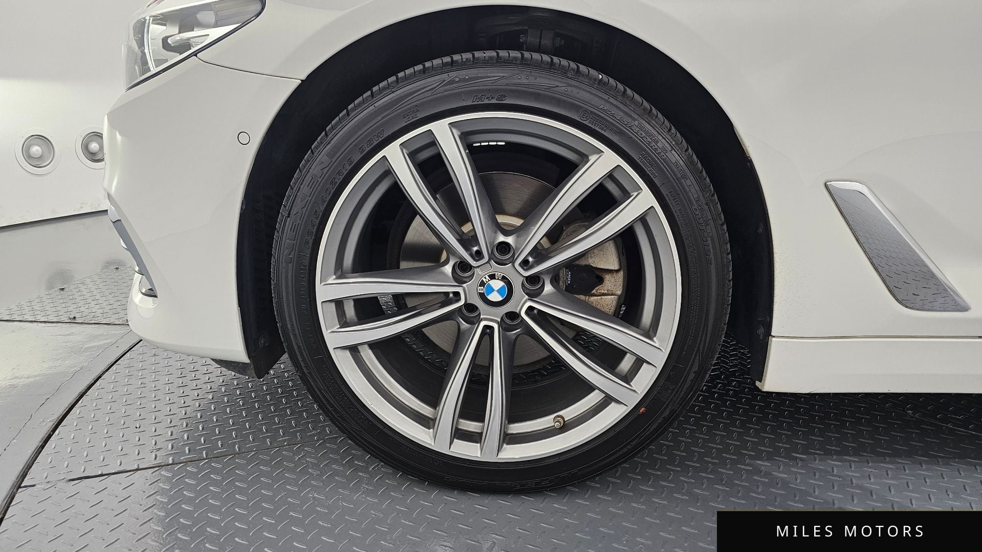 BMW 5 Series (G30) 2020 — миниатюра 5