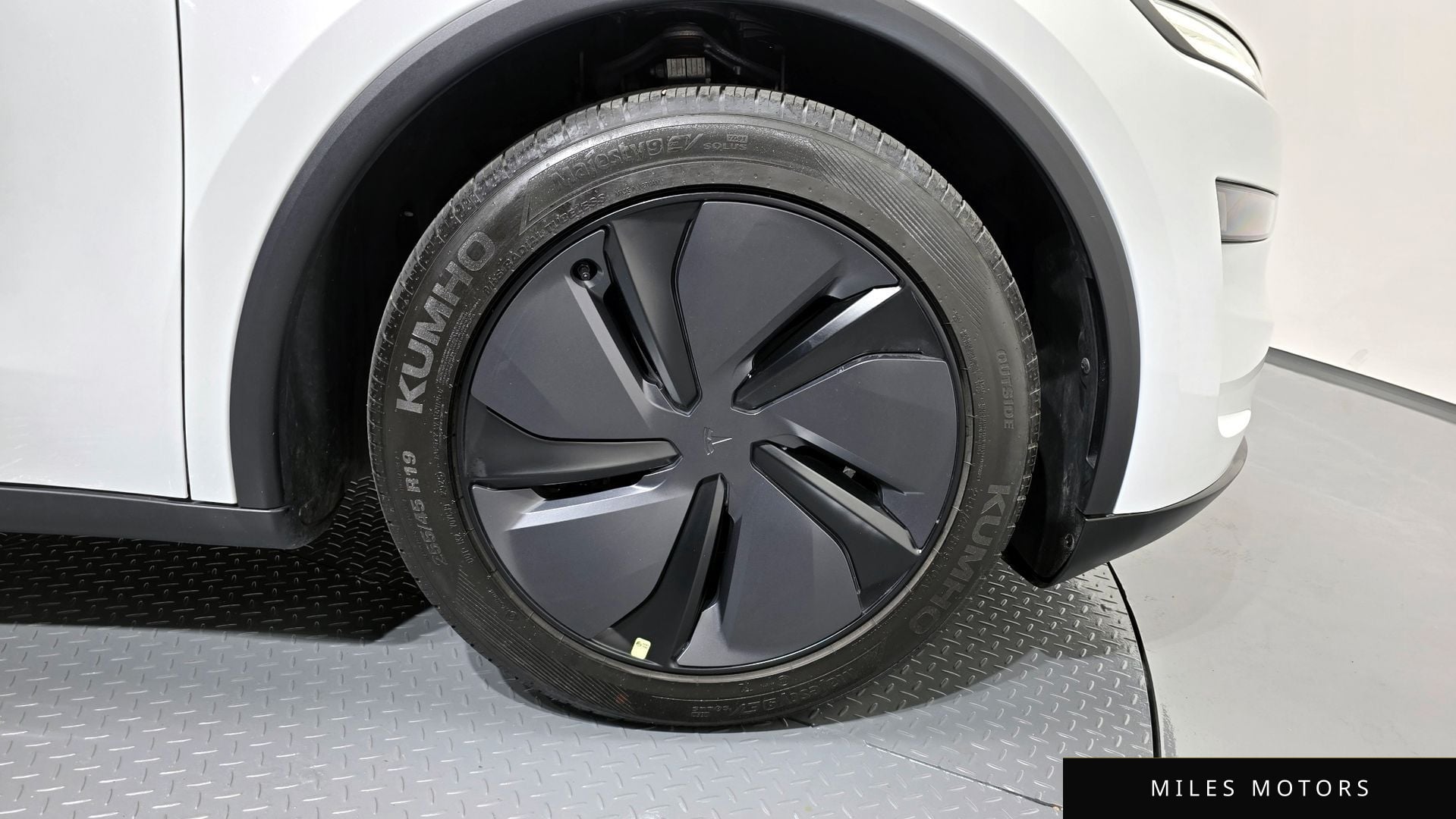 Tesla Model Y 2025 — миниатюра 6