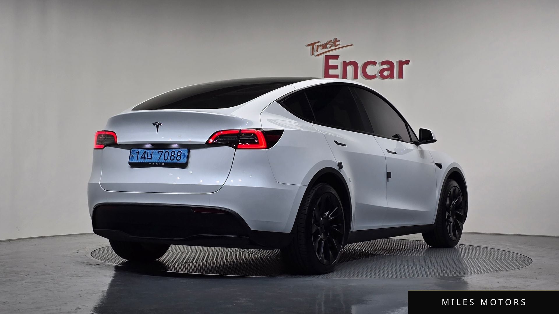 Tesla Model Y 2024 — фото 1 из 12