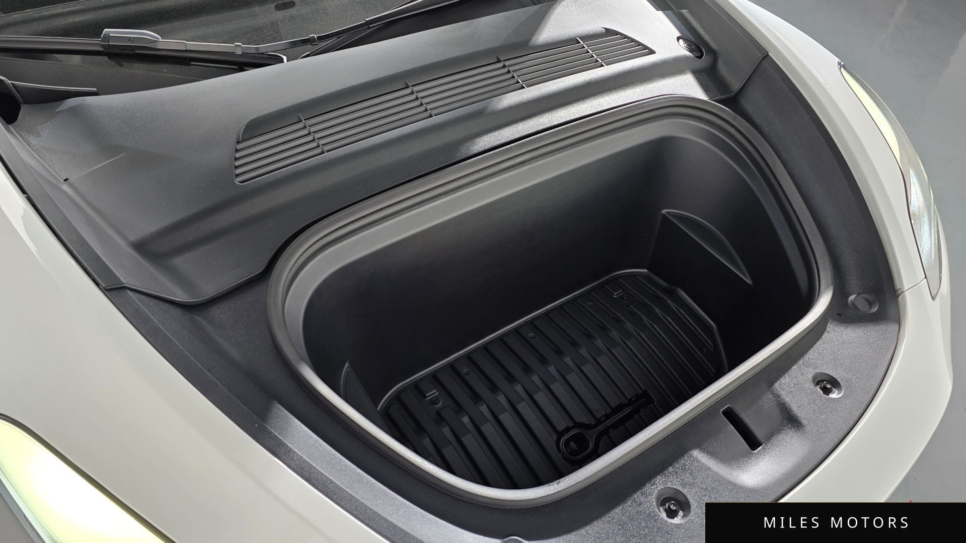 Tesla Model Y 2024 — миниатюра 5