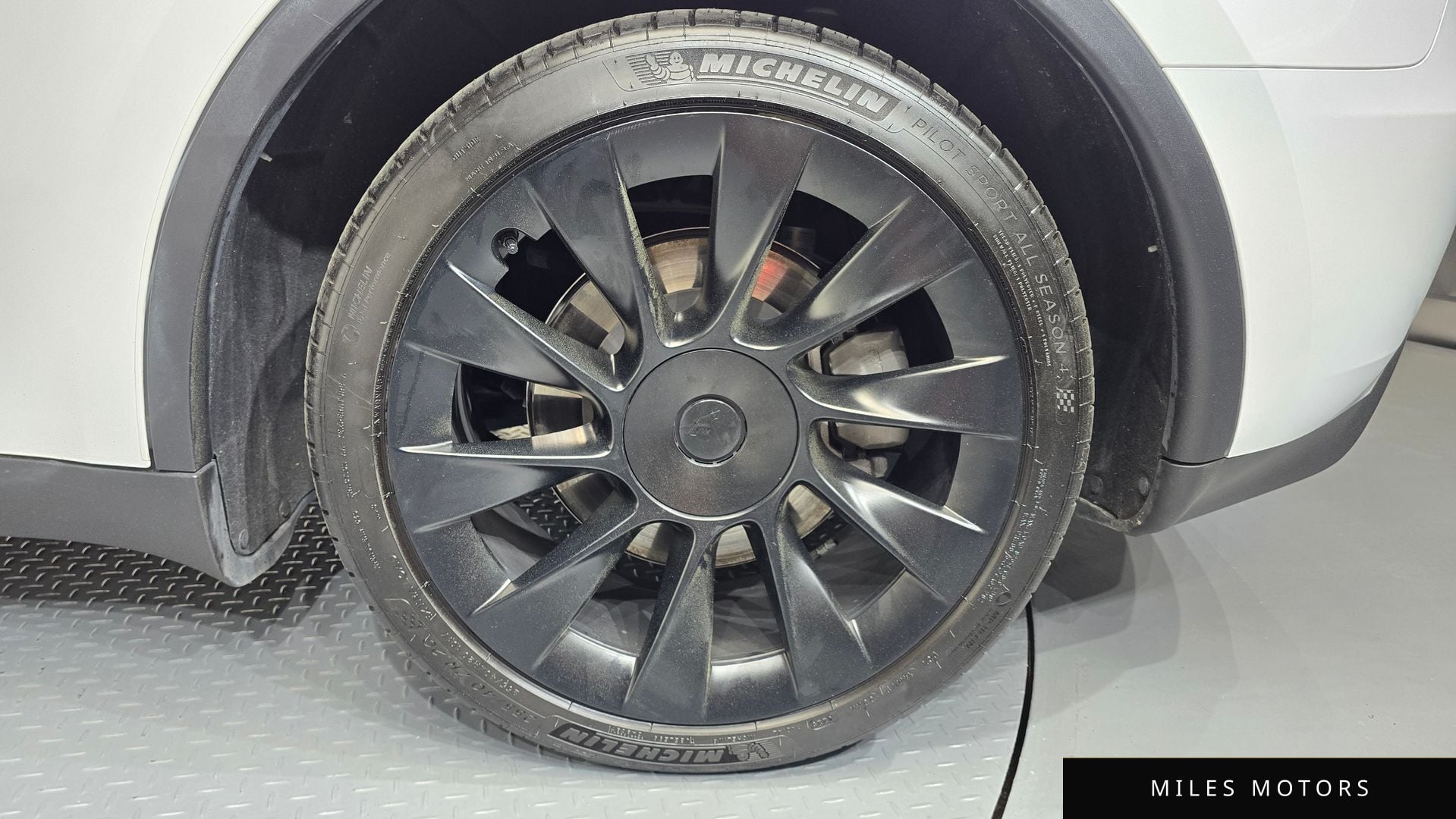 Tesla Model Y 2024 — миниатюра 6