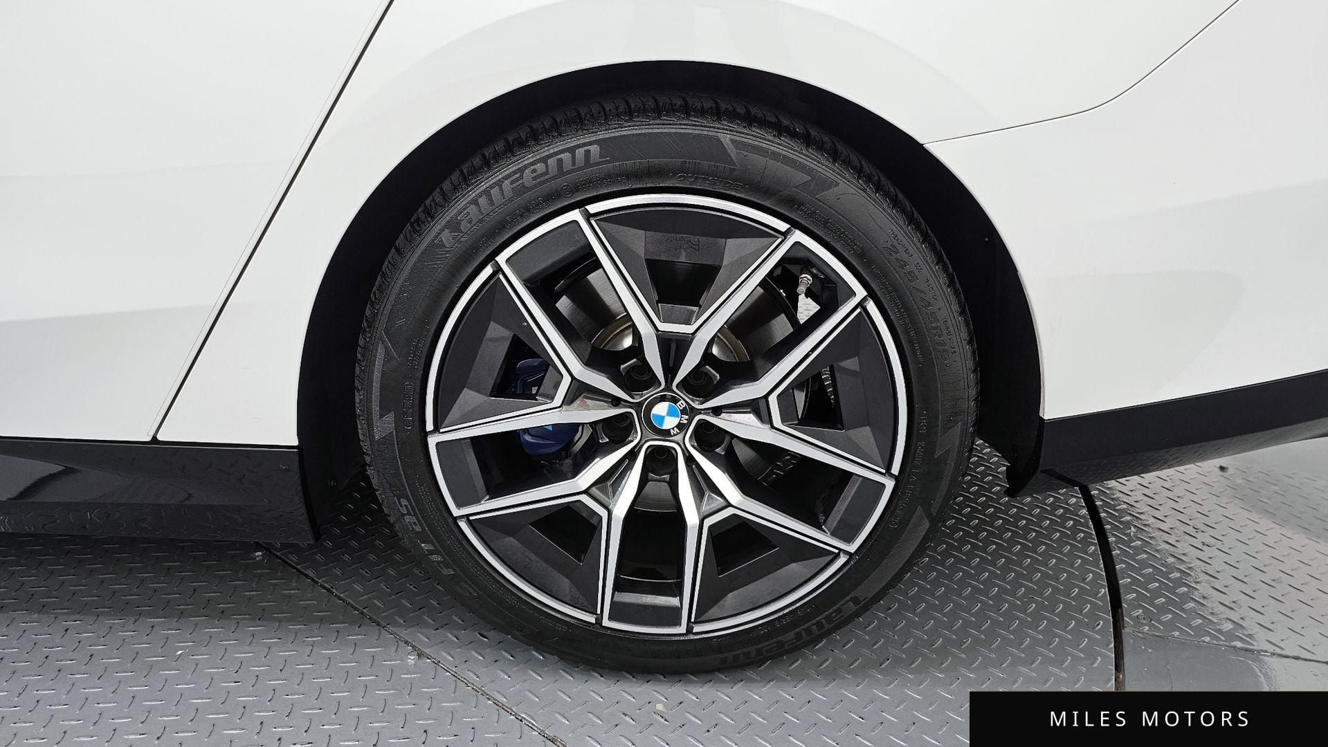 BMW 5 Series (G60) 2024 — миниатюра 7