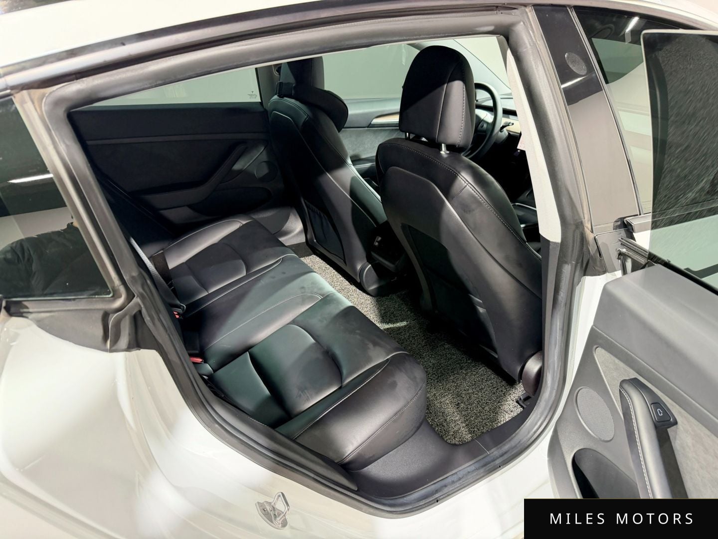 Tesla Model 3 2022 — миниатюра 9