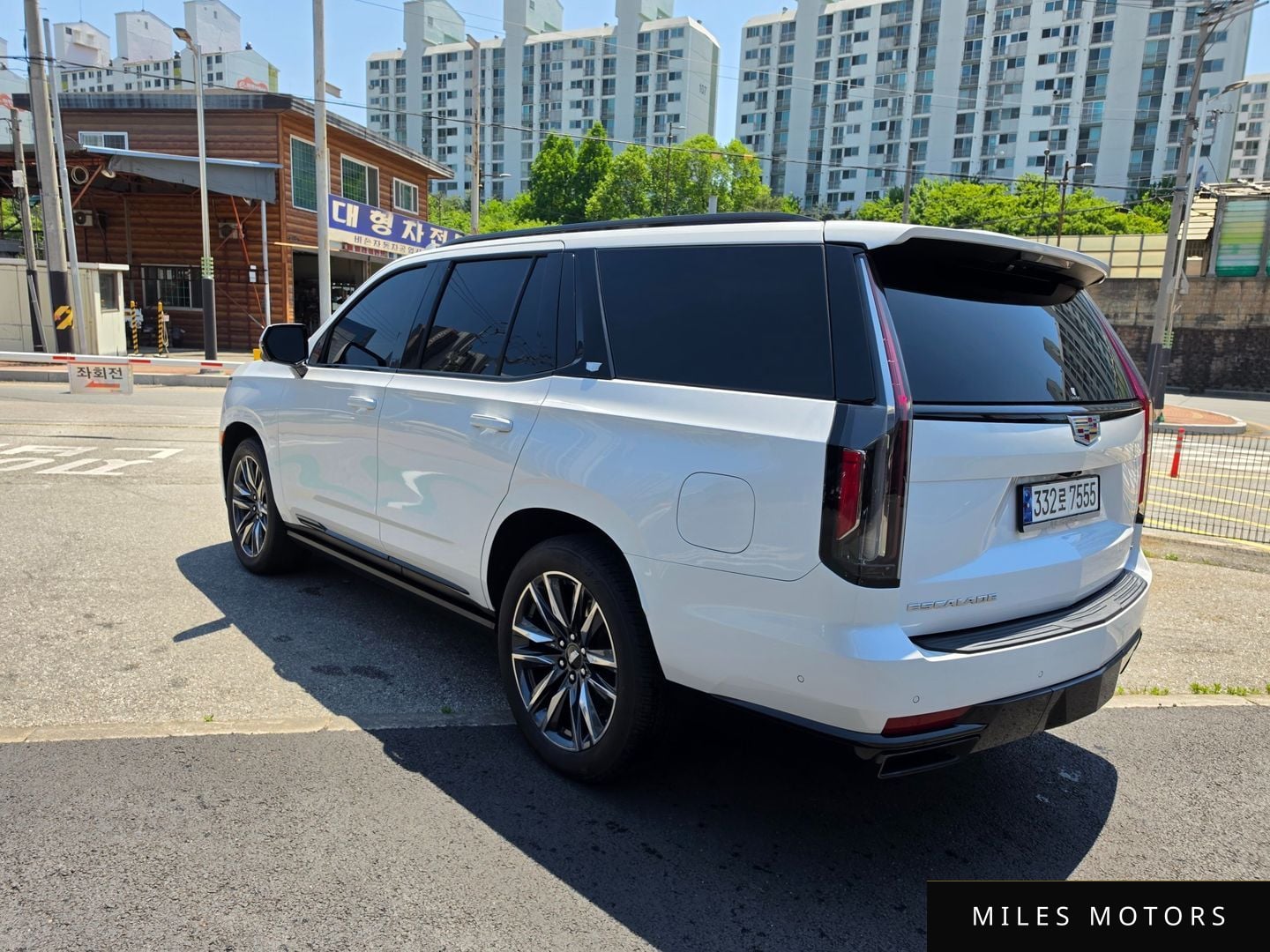 Cadillac Escalade 2023 — миниатюра 2