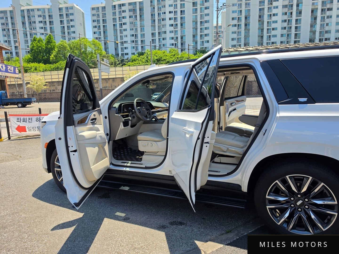 Cadillac Escalade 2023 — миниатюра 6