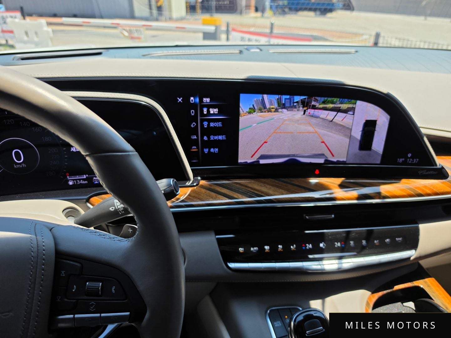 Cadillac Escalade 2023 — миниатюра 12