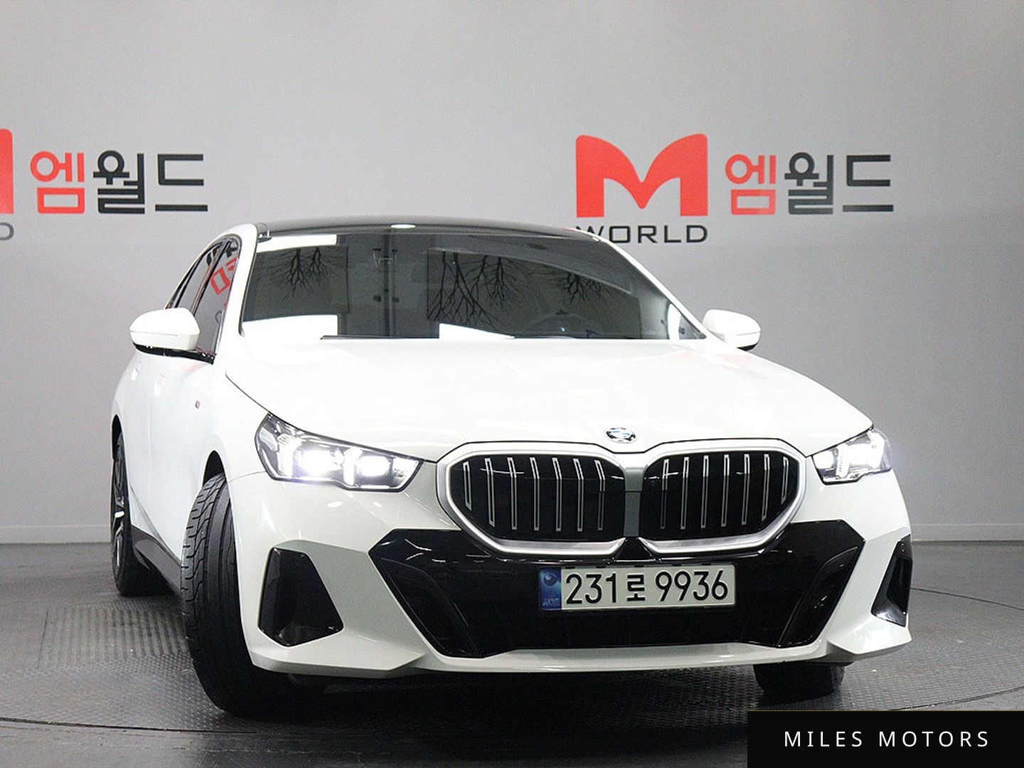 BMW 5 Series (G60) 2024 — миниатюра 3