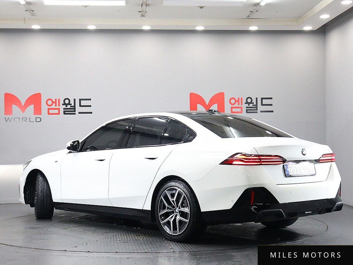 BMW 5 Series (G60) 2024 — миниатюра 5