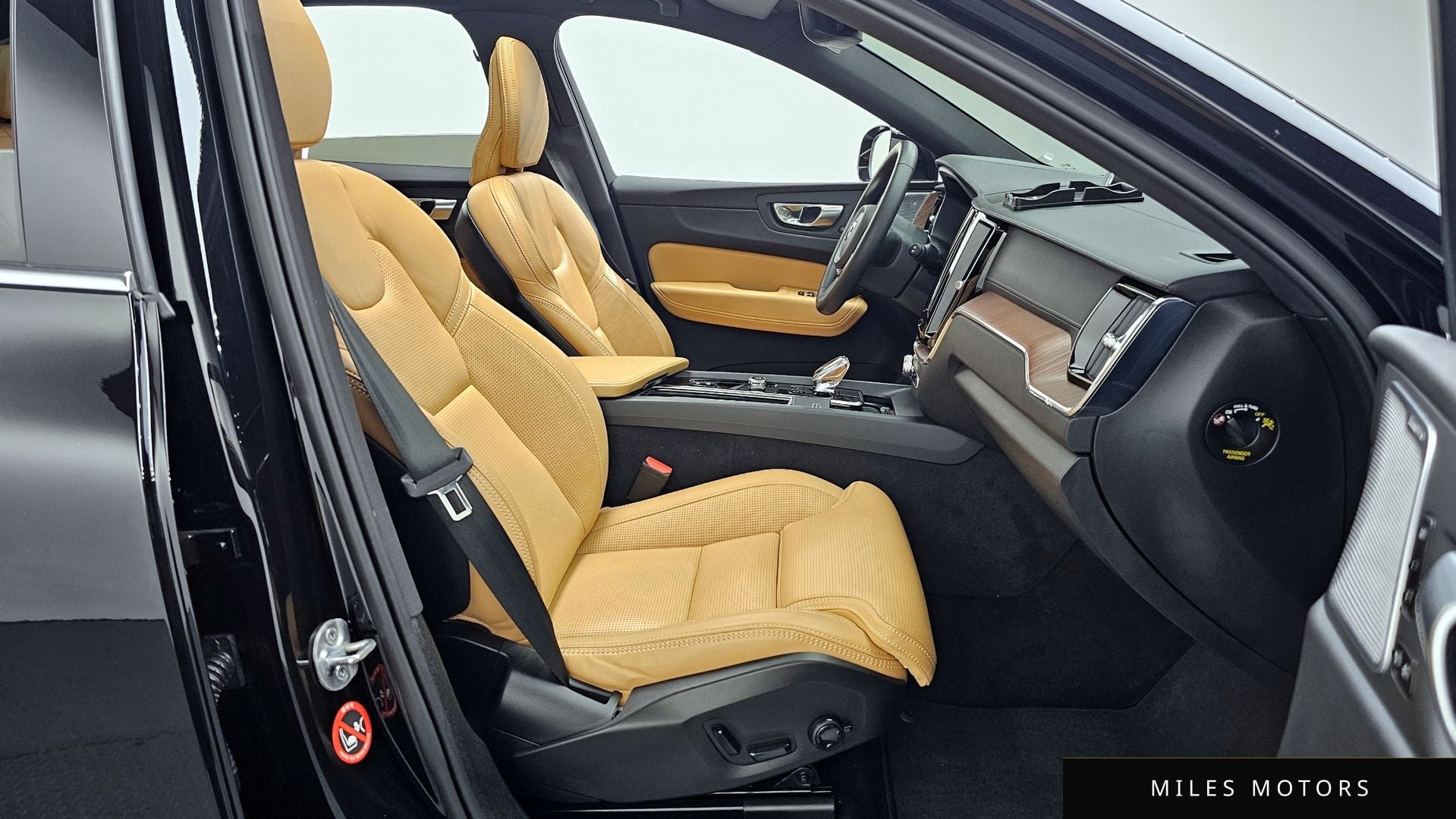 Volvo XC60 2023 — миниатюра 11