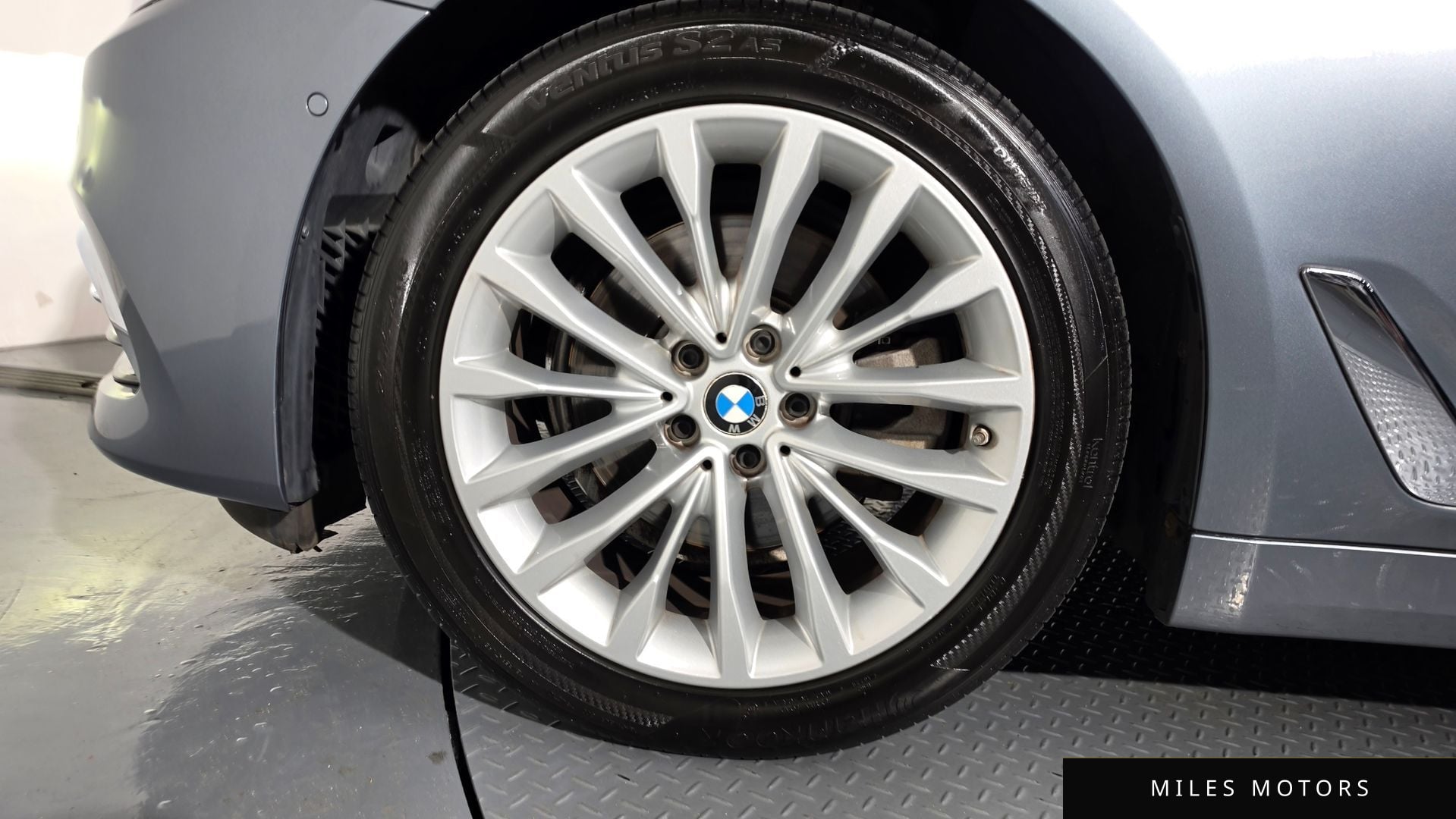 BMW 5 Series (G30) 2018 — миниатюра 5