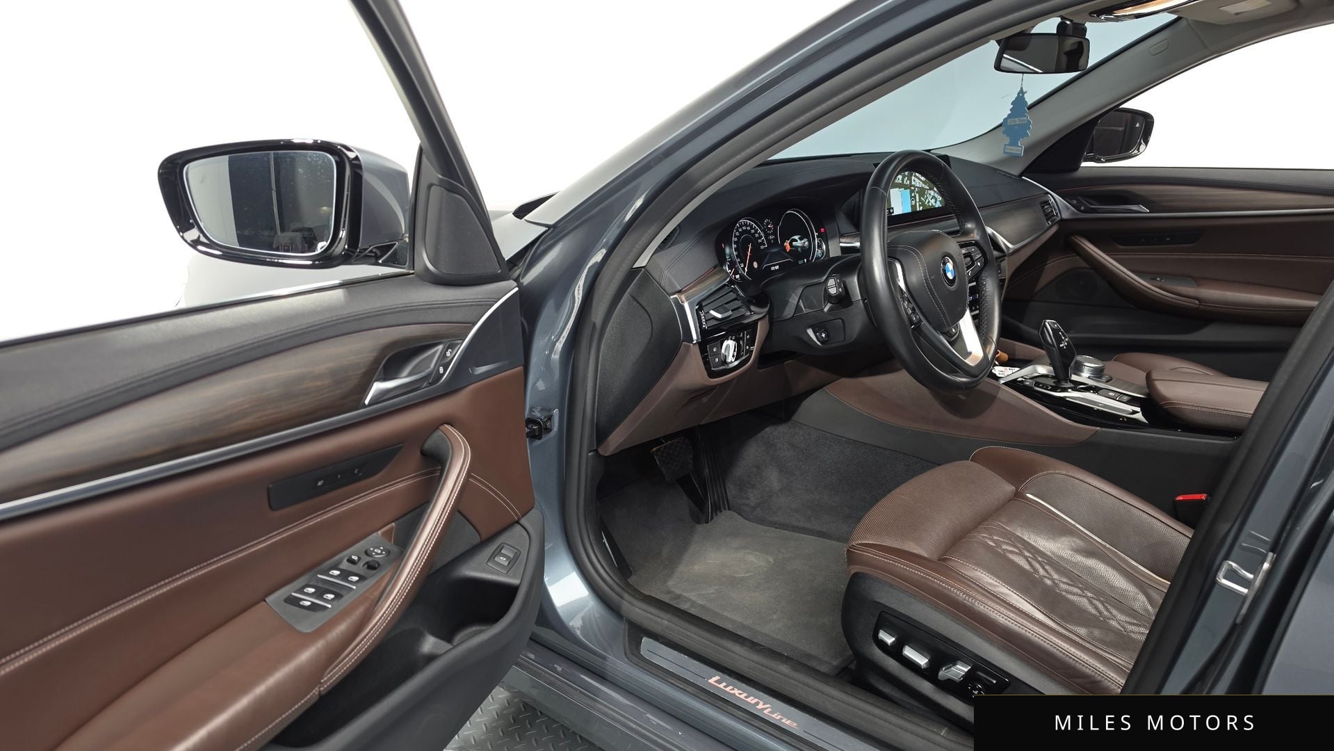 BMW 5 Series (G30) 2018 — миниатюра 10