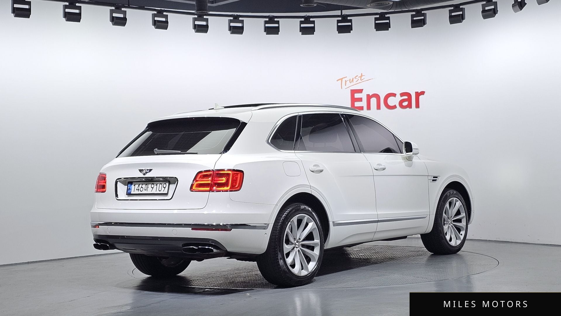 Bentley Bentayga 2019 — миниатюра 2