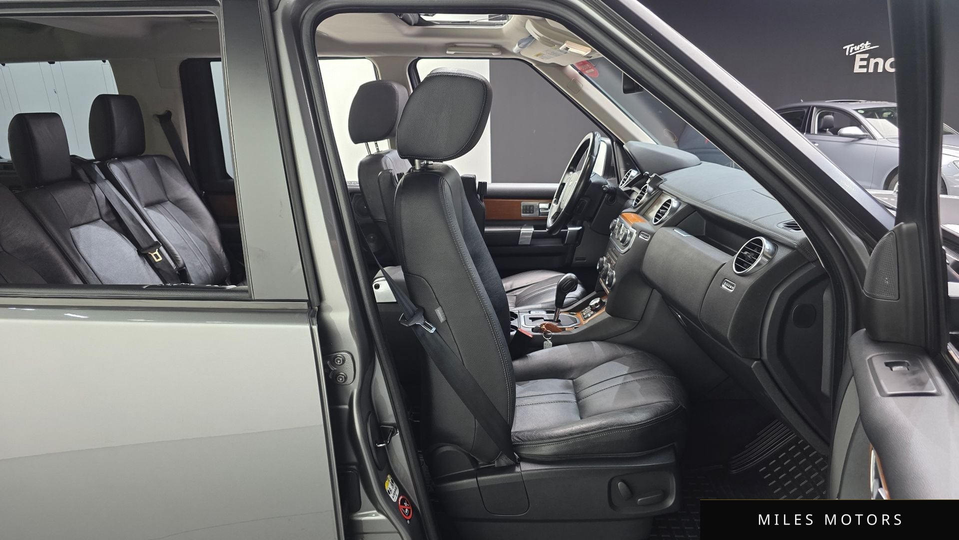 Land Rover Discovery 2010 — миниатюра 12