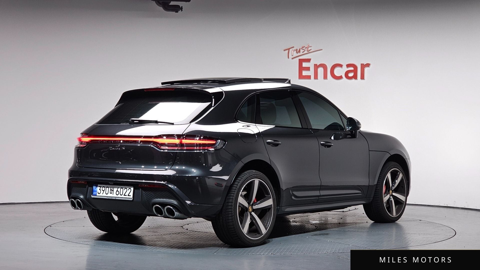 Porsche Macan 2023 — миниатюра 2