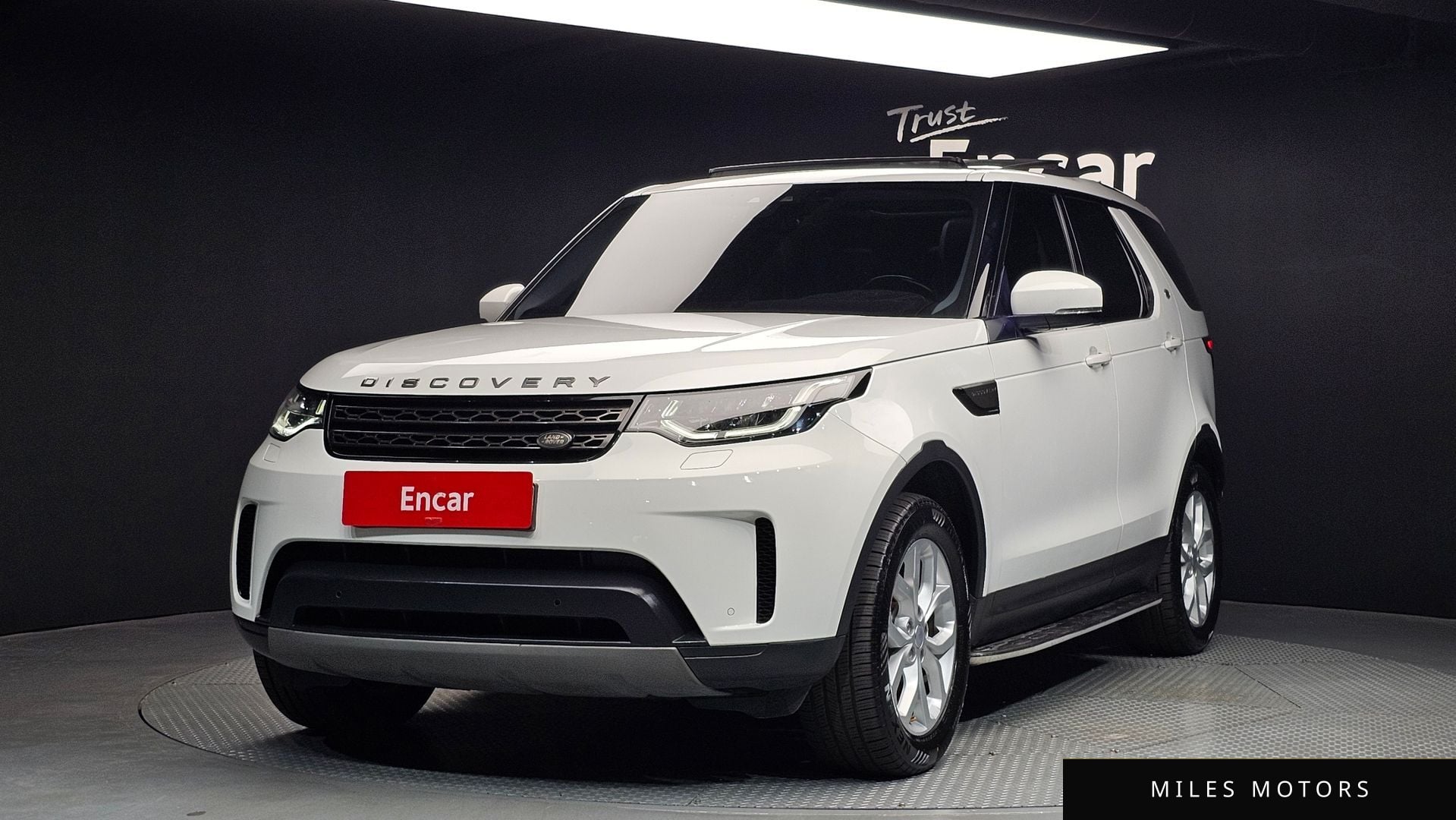 Land Rover Discovery 2018 — фото 1 из 12