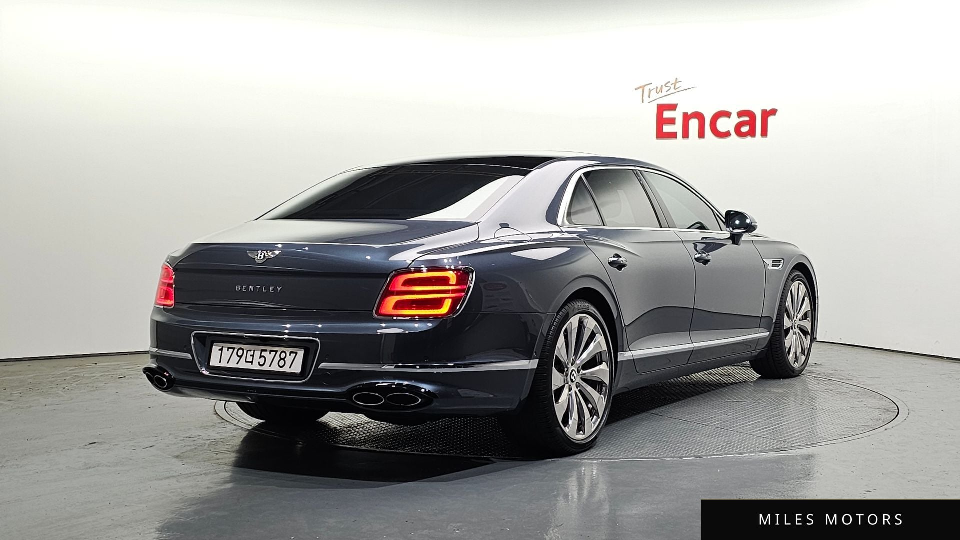 Bentley Flying Spur 2022 — миниатюра 2