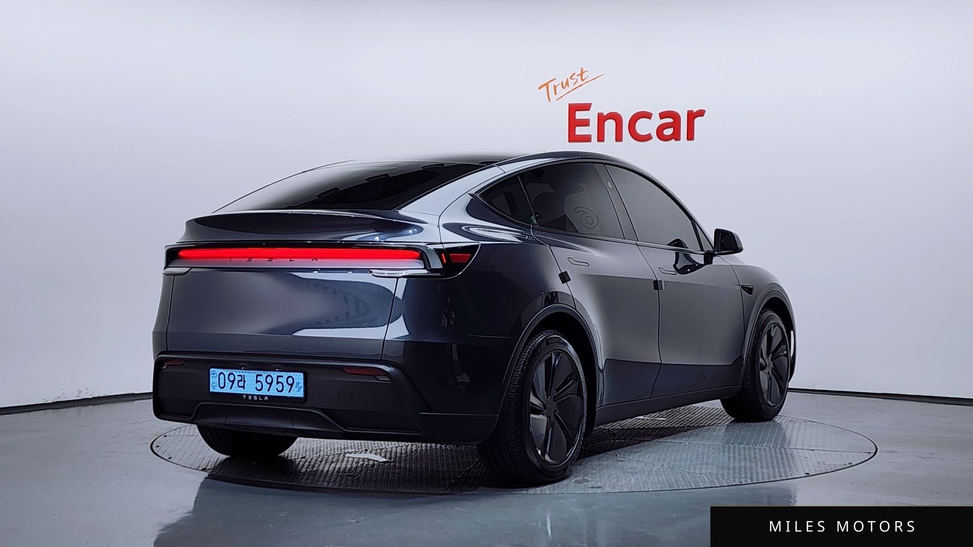 Tesla Model Y 2025 — миниатюра 2