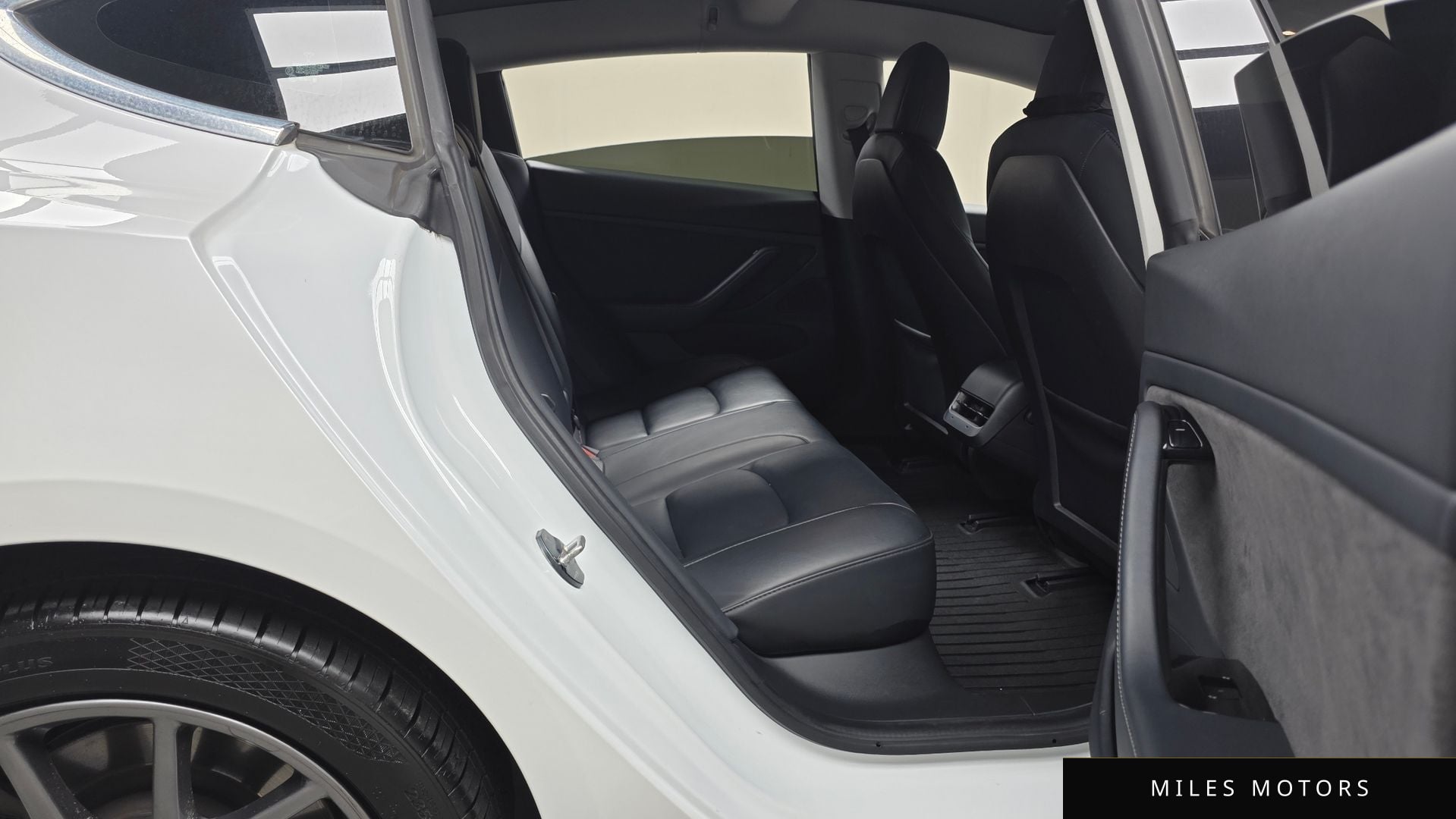 Tesla Model 3 2020 — миниатюра 12