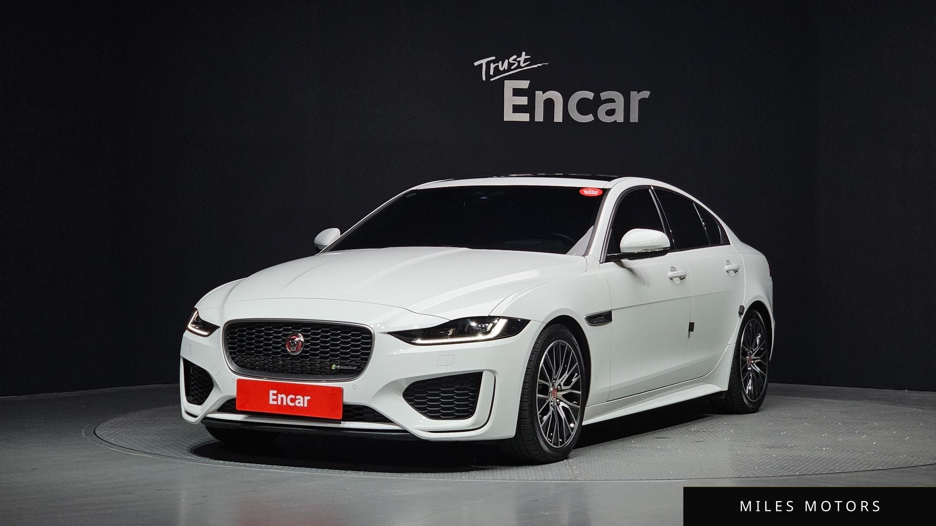Jaguar XE 2020 — фото 1 из 12