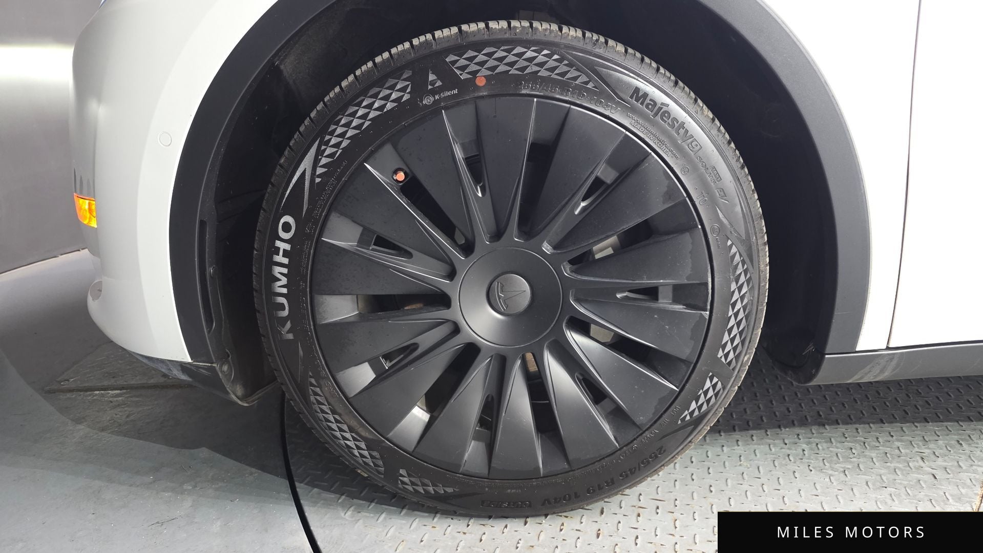 Tesla Model Y 2021 — миниатюра 5