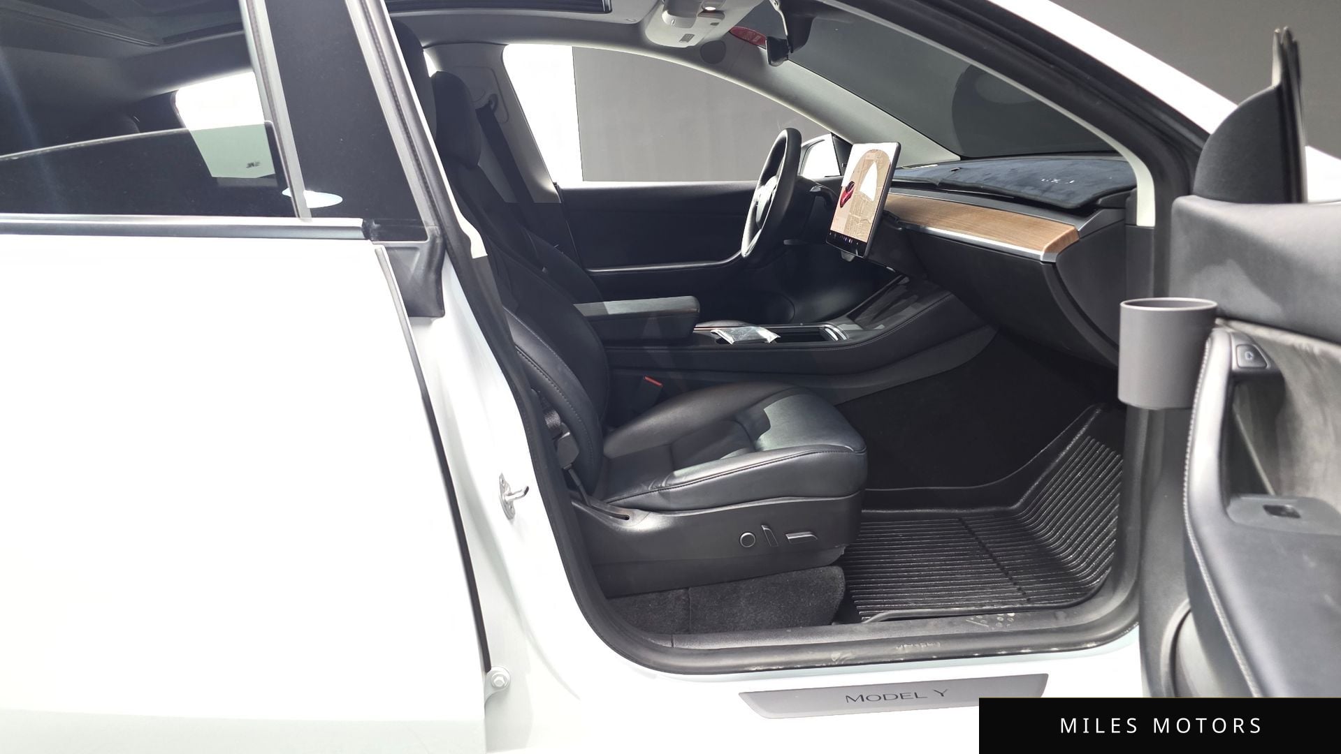 Tesla Model Y 2021 — миниатюра 10