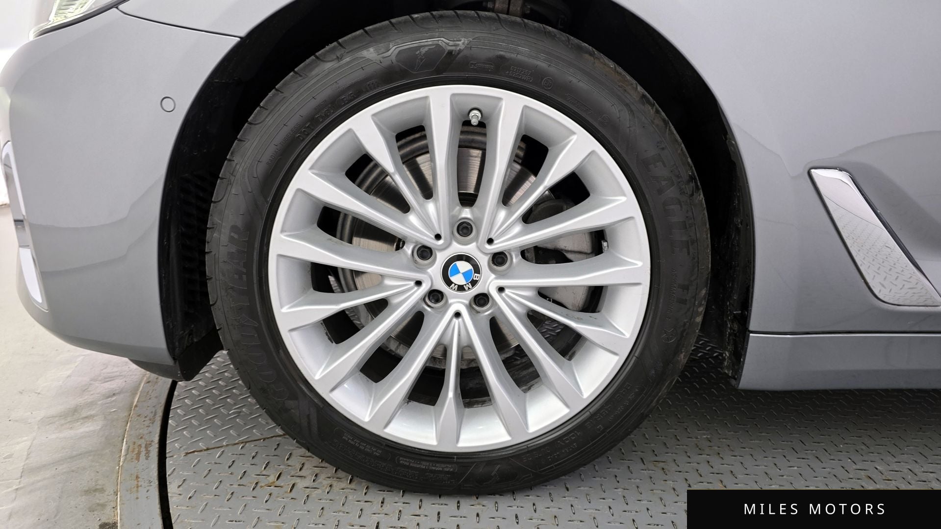 BMW 5 Series (G30) 2023 — миниатюра 5
