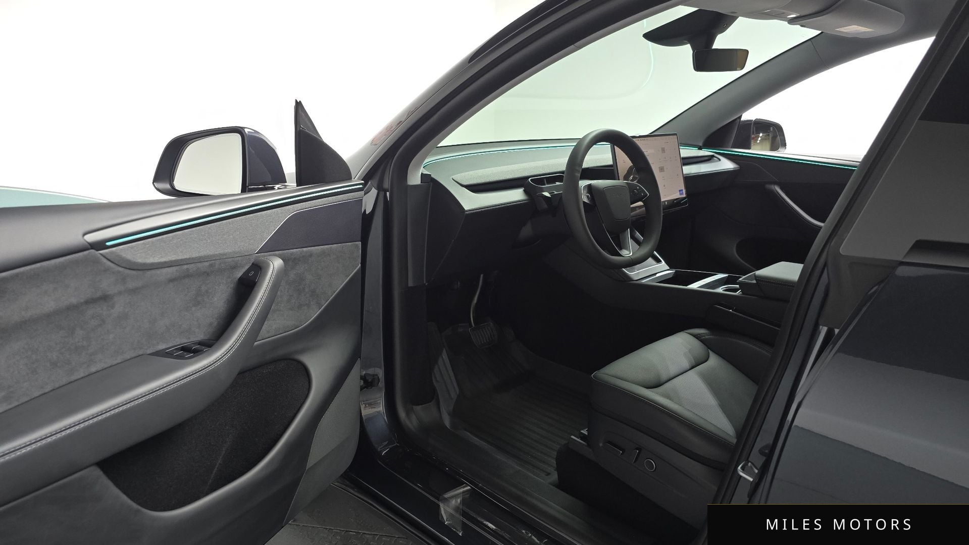 Tesla Model Y 2025 — миниатюра 12