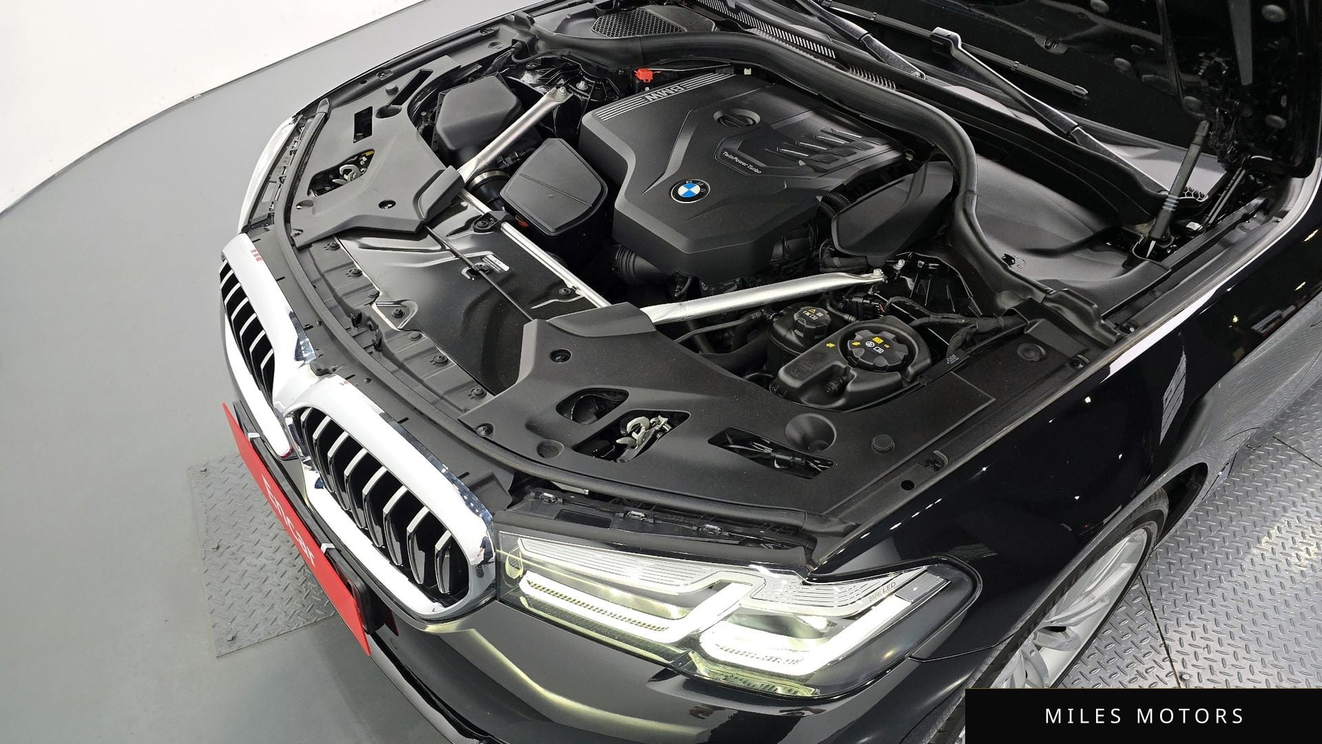 BMW 5 Series (G30) 2023 — миниатюра 5