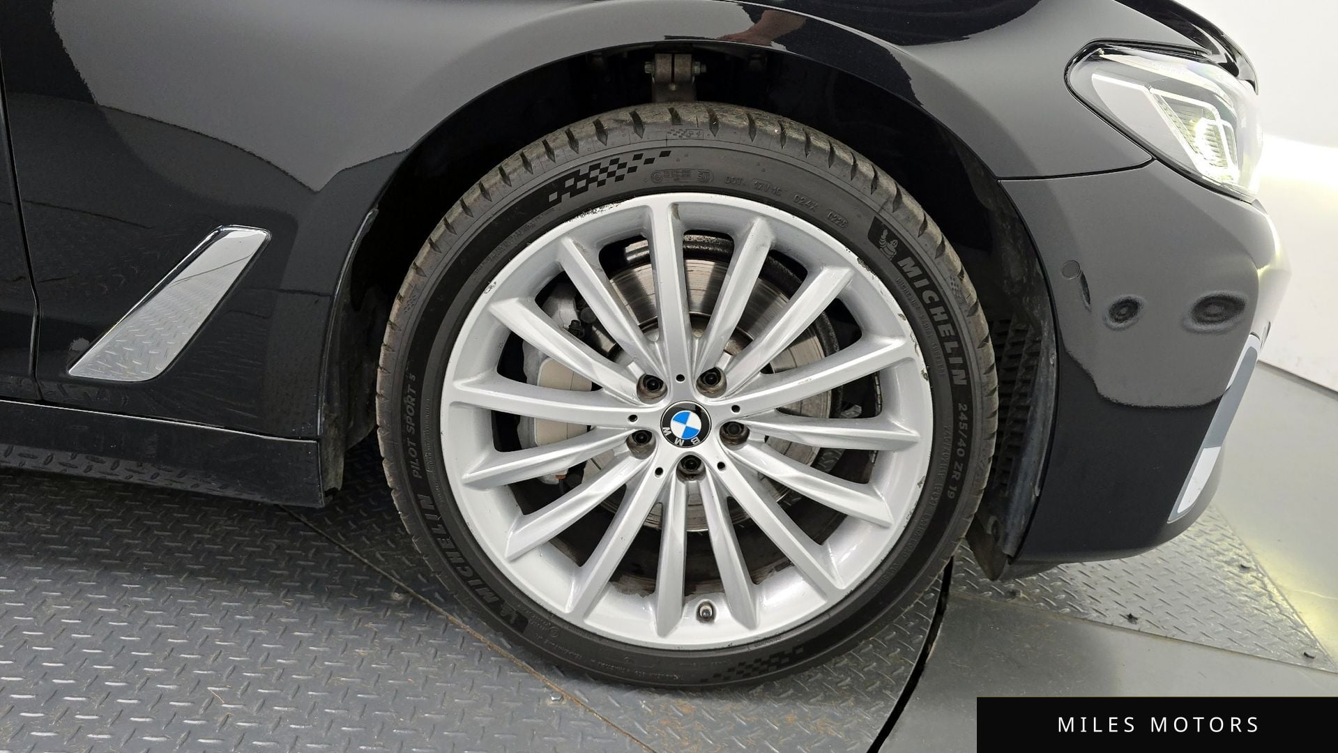 BMW 5 Series (G30) 2023 — миниатюра 6