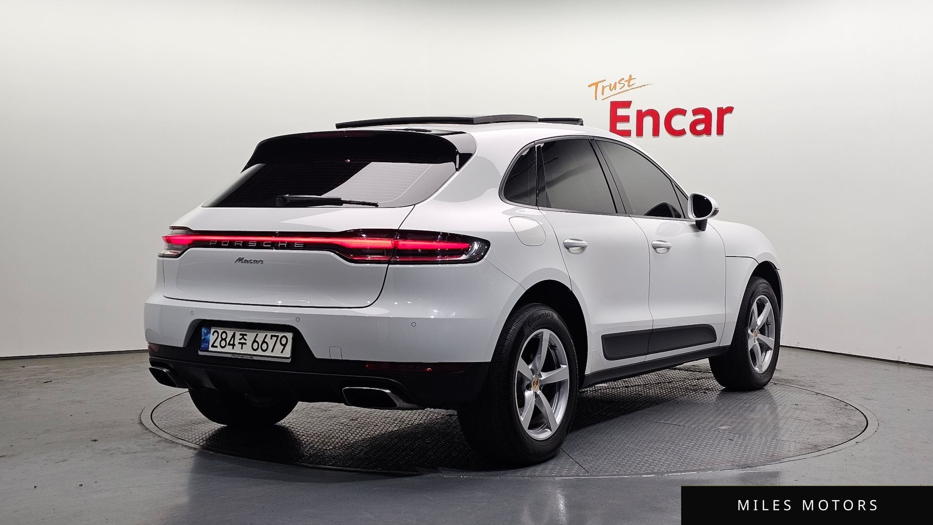 Porsche Macan 2021 — миниатюра 2