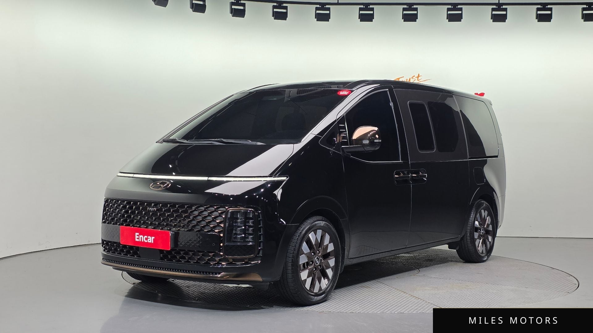 Hyundai Staria 2023 — фото 1 из 12