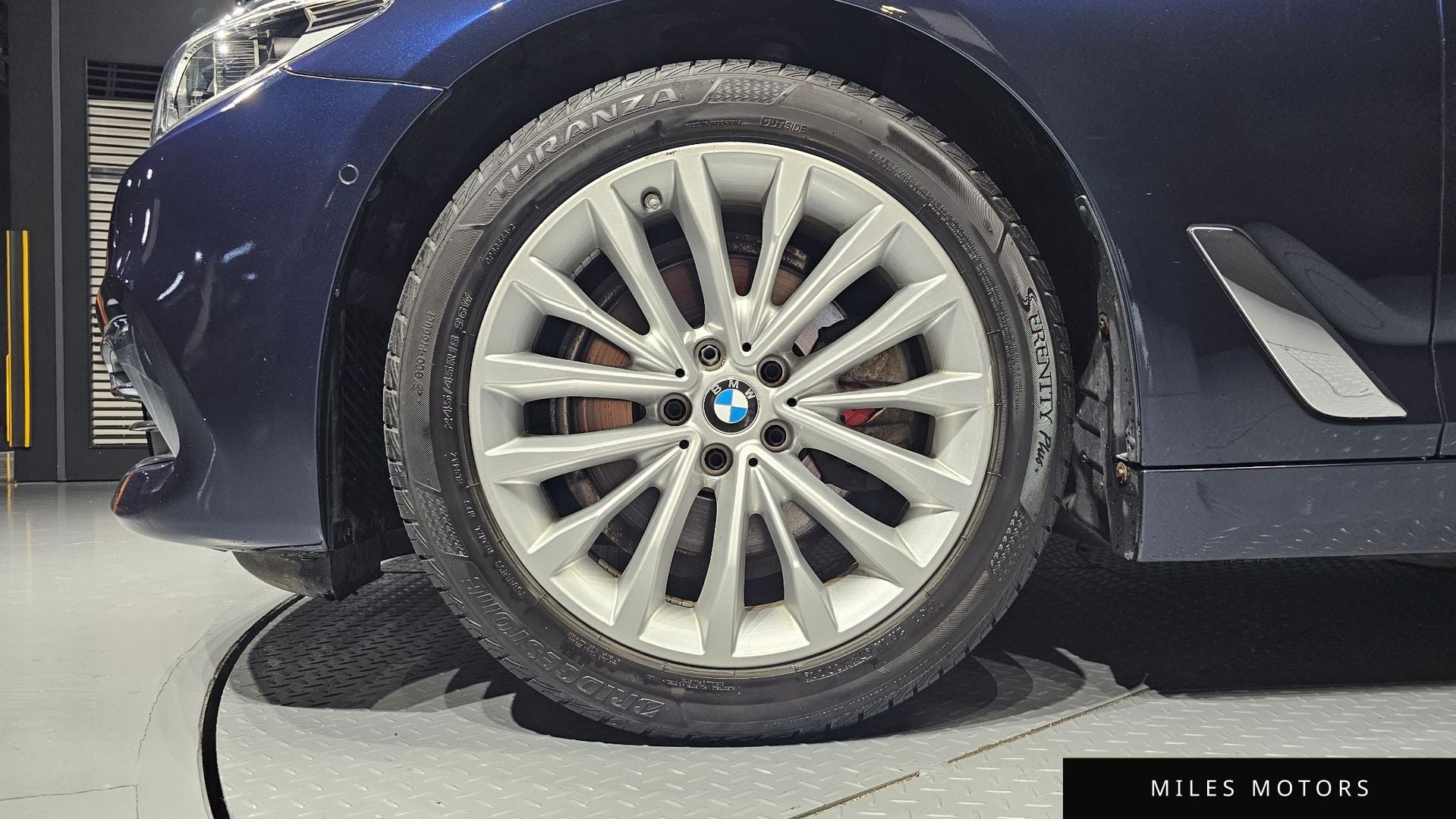 BMW 5 Series (G30) 2018 — миниатюра 5