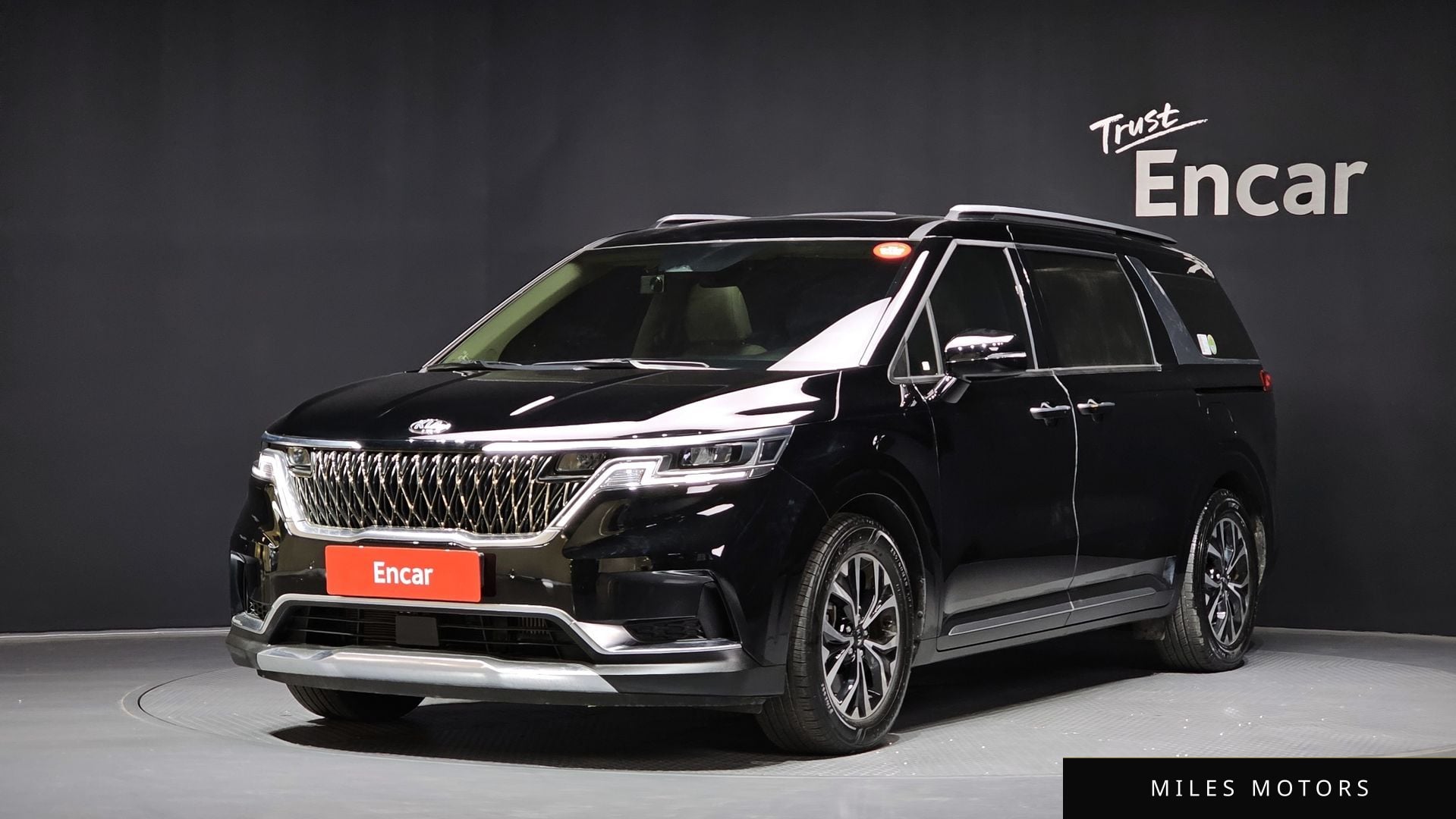 Kia Carnival 2021 — фото 1 из 12