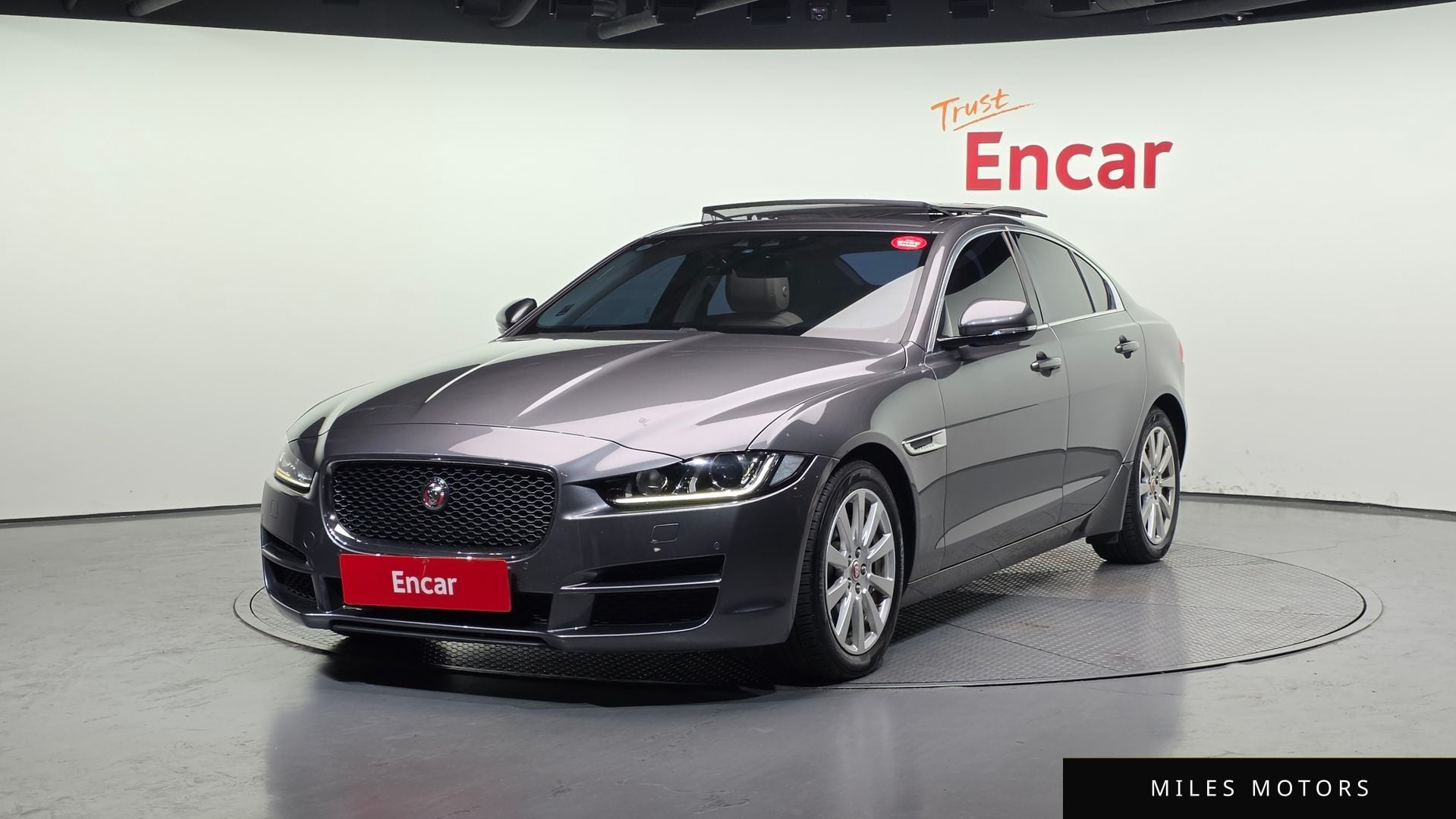 Jaguar XE 2017 — фото 1 из 12