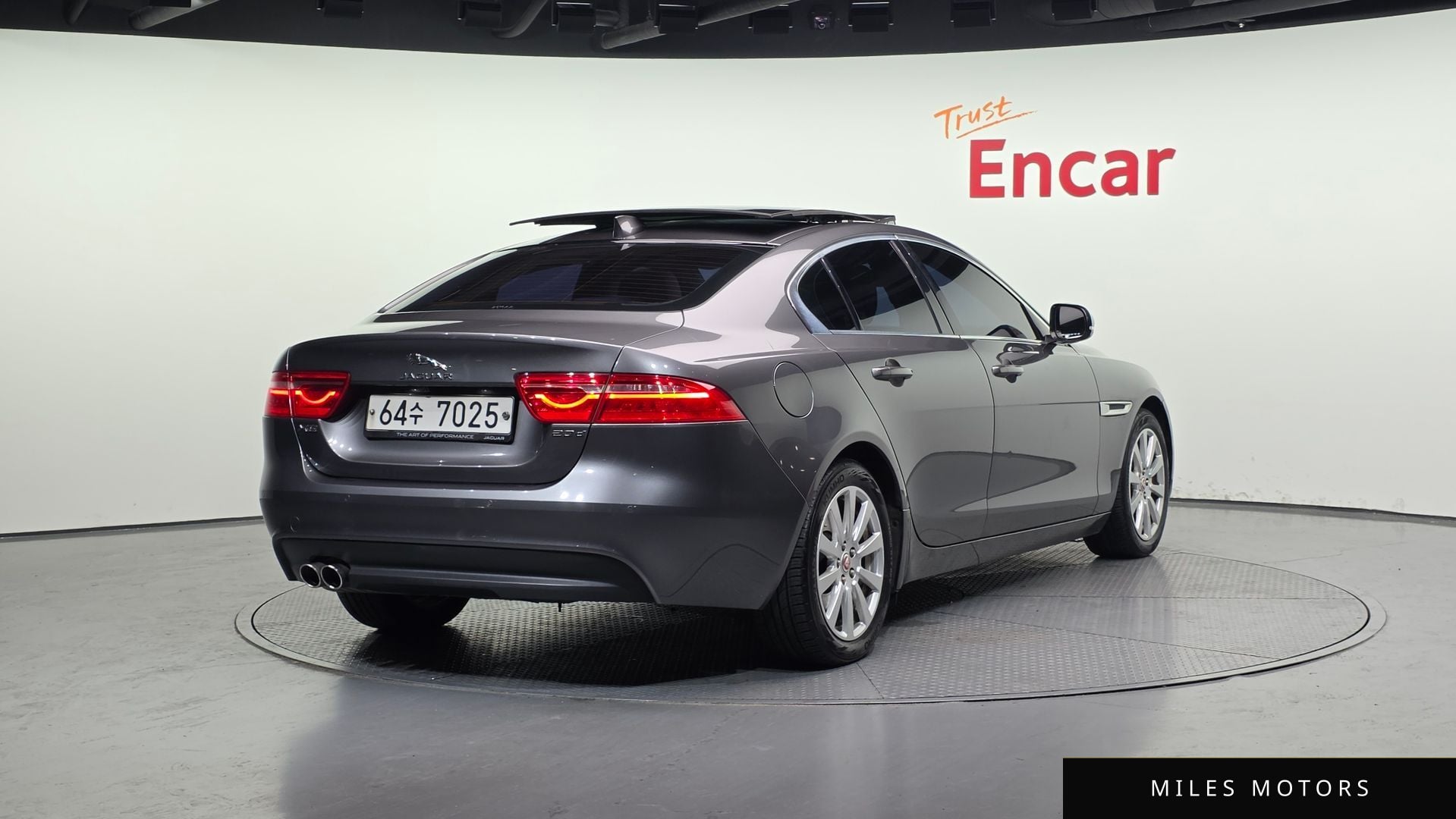 Jaguar XE 2017 — миниатюра 2