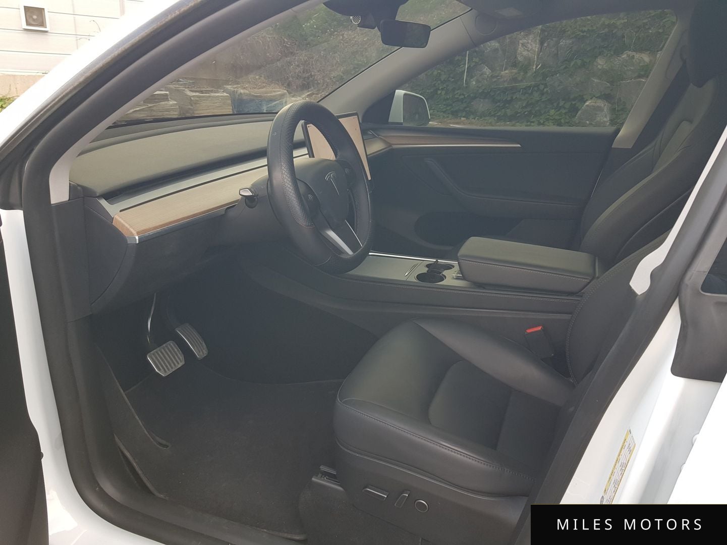 Tesla Model Y 2025 — миниатюра 10
