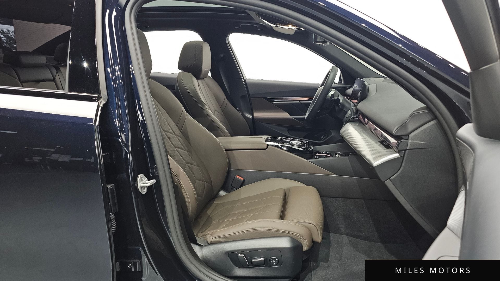 BMW 5 Series (G60) 2025 — миниатюра 10