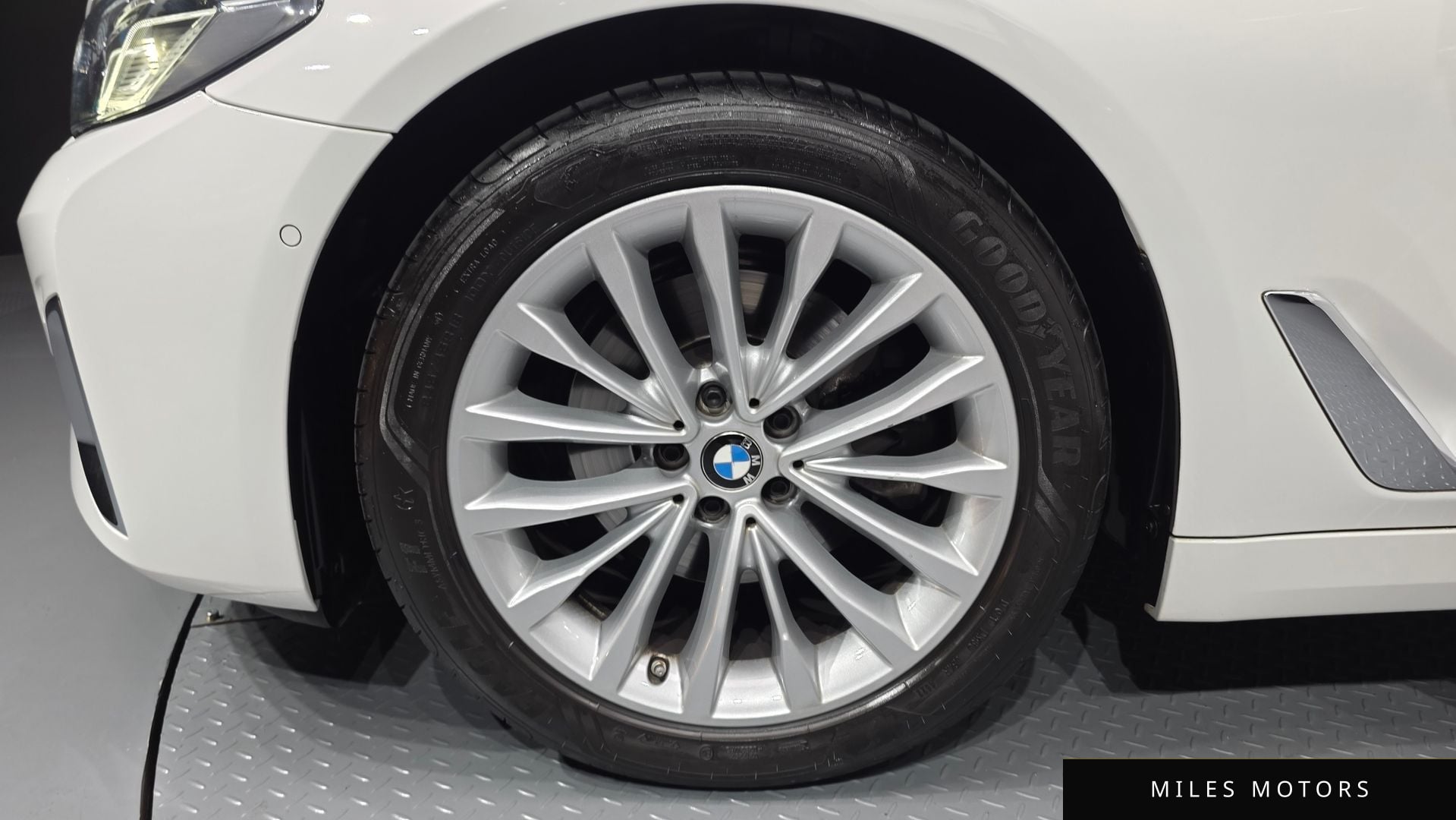 BMW 5 Series (G30) 2023 — миниатюра 5