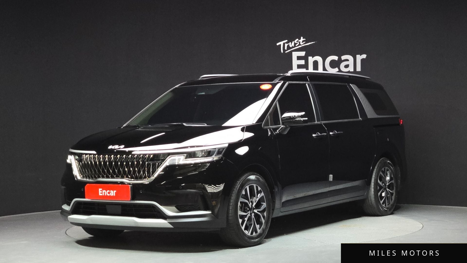 Kia Carnival 2023 — фото 1 из 12