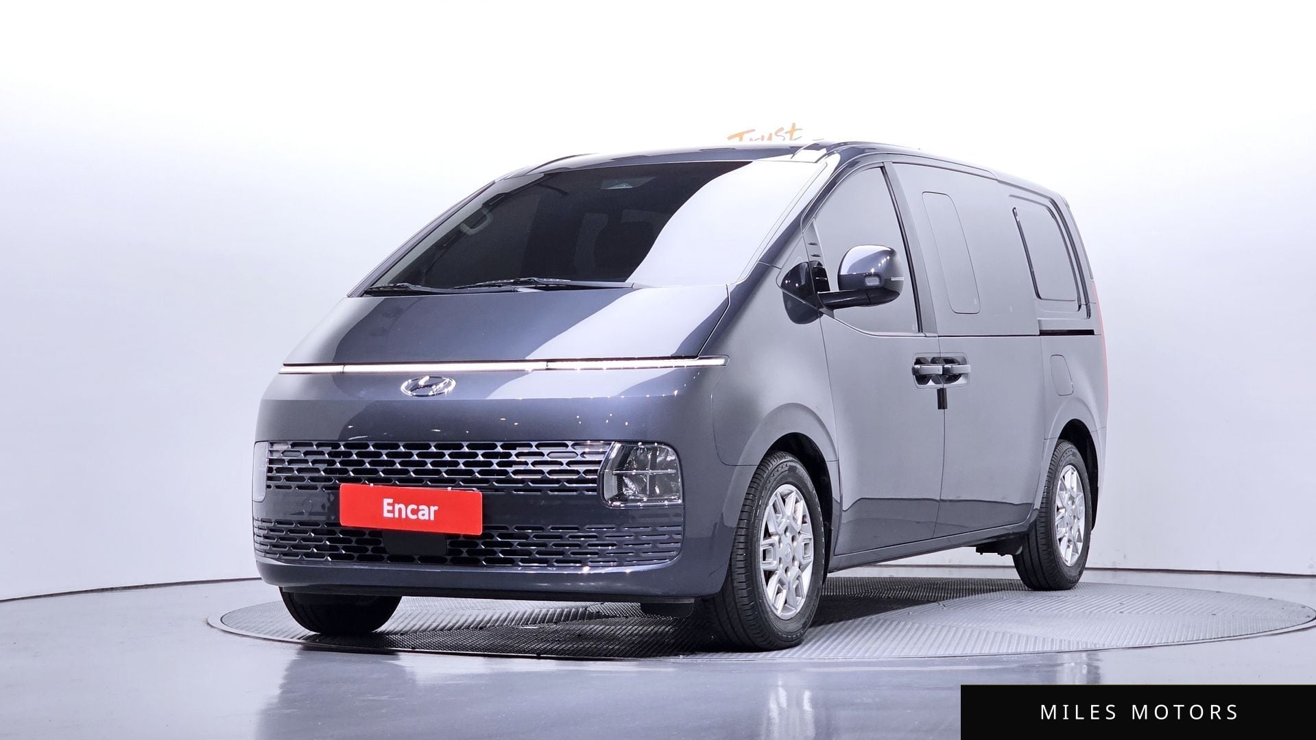 Hyundai Staria 2023 — фото 1 из 12